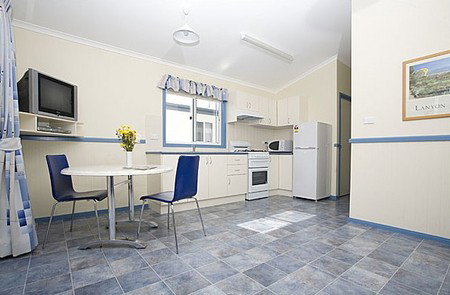 Crestview Top Tourist Park - Foster Accommodation 1