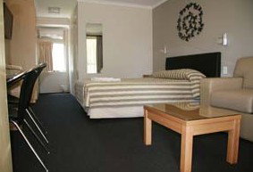 Queensgate Motel - Foster Accommodation 0