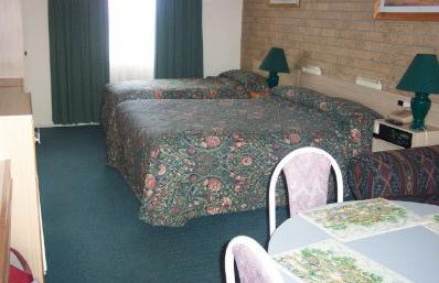 A Settlers Motor Inn - Foster Accommodation 1