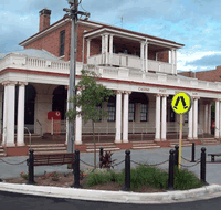 Squatters Homestead Motel - Foster Accommodation