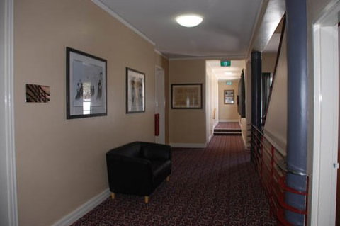 Alpine Hotel - Foster Accommodation 0