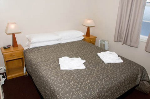 Alpine Hotel - Foster Accommodation 1