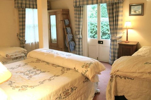 Capers Guesthouse And Cottage - Foster Accommodation 0