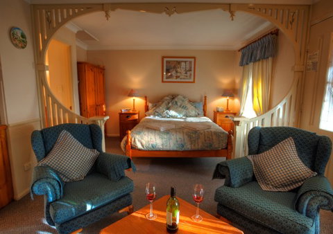 Honeysuckle Cottages And The Rocks Restaurant - Foster Accommodation 0