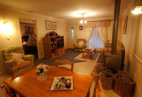 Honeysuckle Cottages And The Rocks Restaurant - Foster Accommodation 2