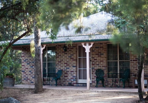 Honeysuckle Cottages And The Rocks Restaurant - Foster Accommodation 4