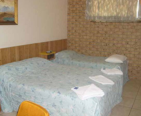 Palm Trees Motel - Foster Accommodation 2