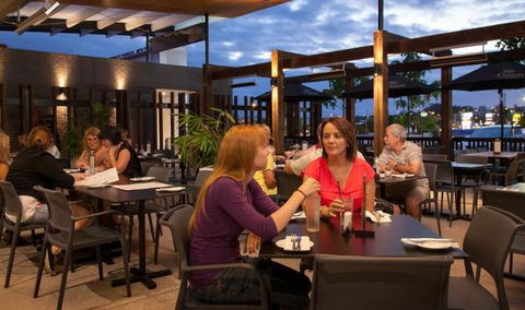 Browns Plains Hotel - Foster Accommodation 0