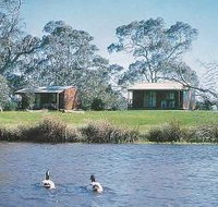 Compass Country Cabins - Foster Accommodation