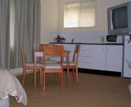 Neds Bed Horse O Tel - Foster Accommodation 3