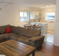 Rosebud Beach House on Kennington - Foster Accommodation