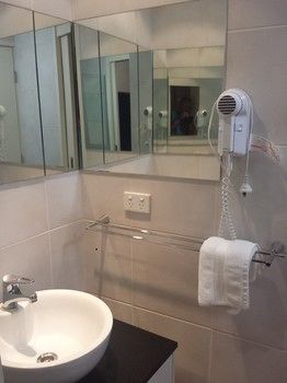 L'Auberge Noosa - Foster Accommodation 2