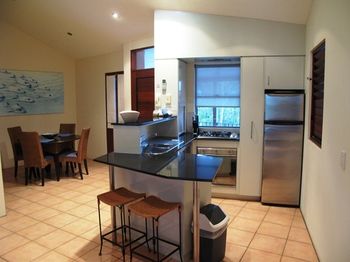 L'Auberge Noosa - Foster Accommodation 11