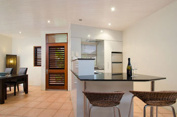 L'Auberge Noosa - Foster Accommodation 12
