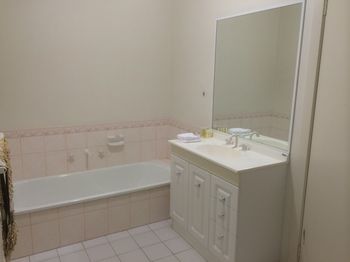 Australian Home Away Ringwood @ Bardia - Foster Accommodation 1