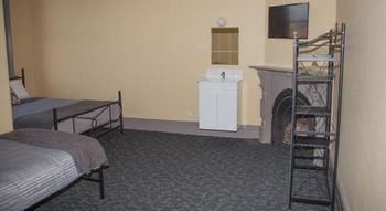 Cessnock Hotel - Foster Accommodation 5