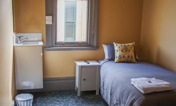 Cessnock Hotel - Foster Accommodation 9