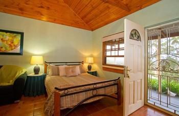Bimbadeen Mountain Retreat - Foster Accommodation 3