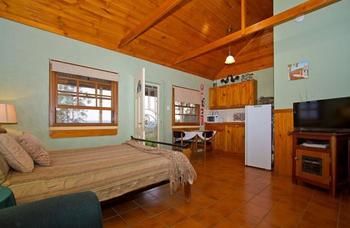 Bimbadeen Mountain Retreat - Foster Accommodation 4