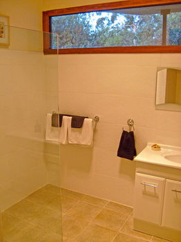 Valley Farm Vineyard Cottages - Foster Accommodation 12