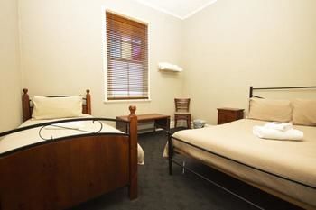 Peden's Hotel - Foster Accommodation 0
