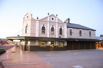 Peden's Hotel - Foster Accommodation 13