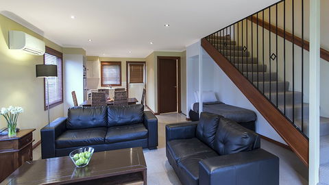 BEST WESTERN Colonial Village Motel - Foster Accommodation 1