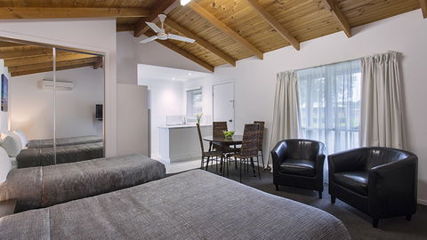 BEST WESTERN Colonial Village Motel - Foster Accommodation 2