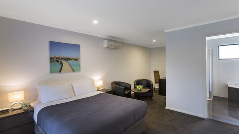 BEST WESTERN Colonial Village Motel - Foster Accommodation 3