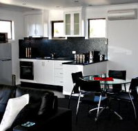 Rosie's Cottage and Town House - Foster Accommodation