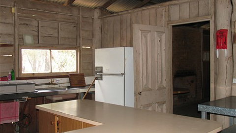 TreeTops Log Cabin - Foster Accommodation 1