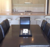 Anchorage by the Lake - Foster Accommodation