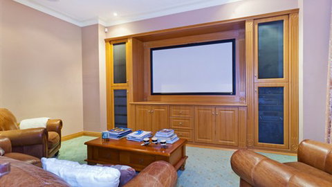 Tuscan Getaway - Foster Accommodation 4