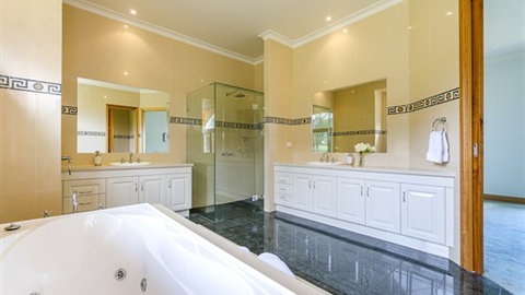 Tuscan Getaway - Foster Accommodation 5