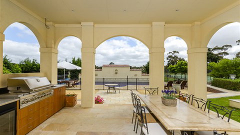 Tuscan Getaway - Foster Accommodation 6