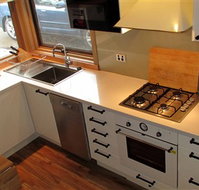 Wallace's - Crystal Creek Chalet 1 - Foster Accommodation