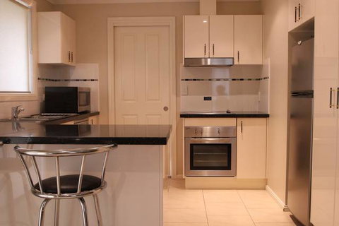 Colonial Court Villas Serviced Apartments - Foster Accommodation 1