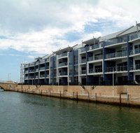 Dolphin Quay Apartment Hotel - Foster Accommodation