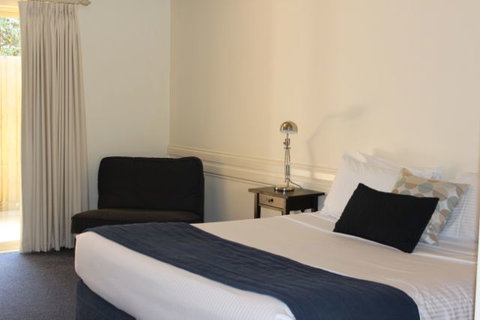 Fairways Resort - Foster Accommodation 1