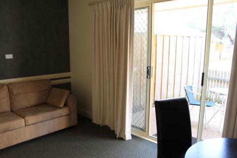 Fairways Resort - Foster Accommodation 3