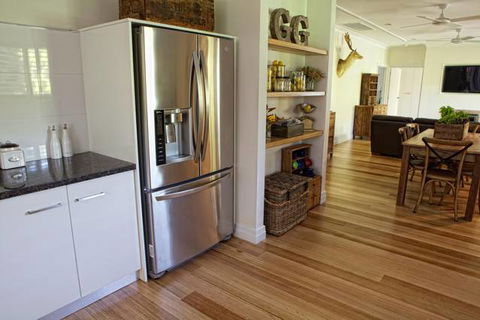 G G's By The River - Foster Accommodation 1