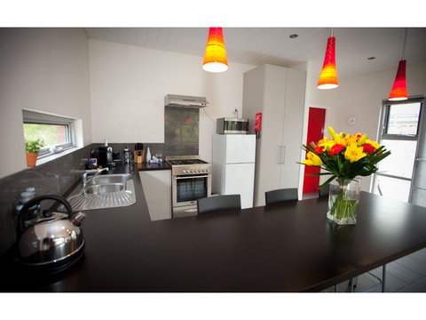 Hanover Bay - Foster Accommodation 4