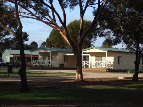 Laura Community Caravan Park - Foster Accommodation 0