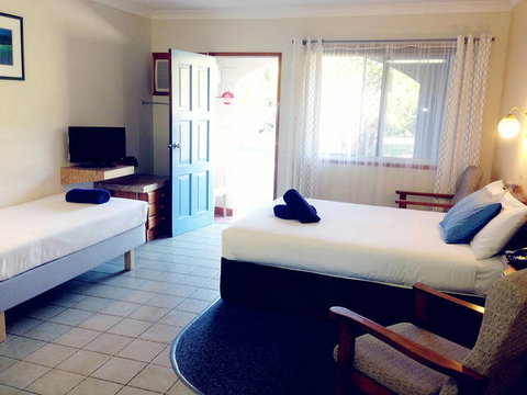 Paradise Court Holiday Units - Foster Accommodation 2
