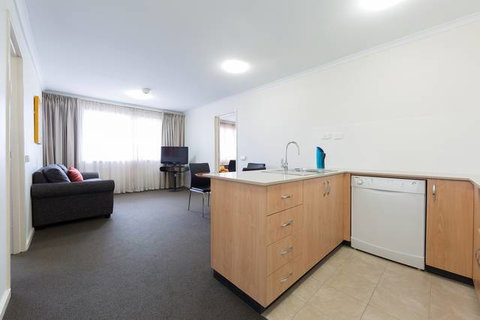 Premier Hotel & Apartments - Foster Accommodation 1