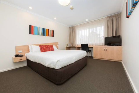 Premier Hotel & Apartments - Foster Accommodation 0
