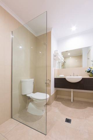 Premier Hotel & Apartments - Foster Accommodation 2