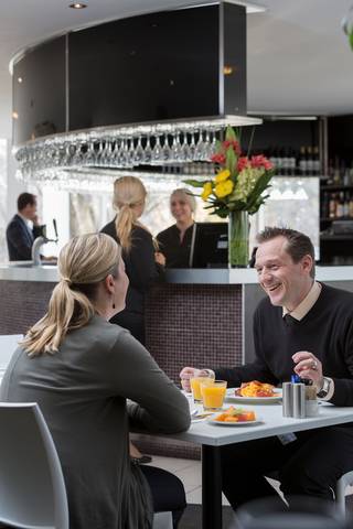 Premier Hotel & Apartments - Foster Accommodation 3