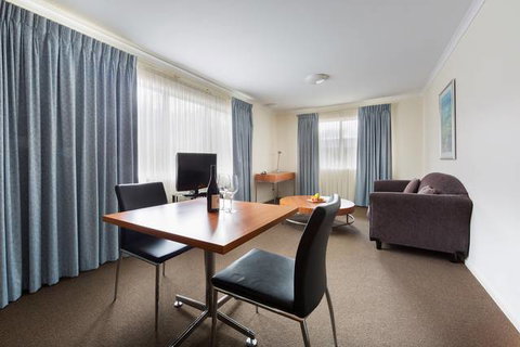 Premier Hotel & Apartments - Foster Accommodation 4