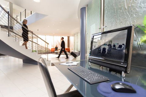 Premier Hotel & Apartments - Foster Accommodation 7